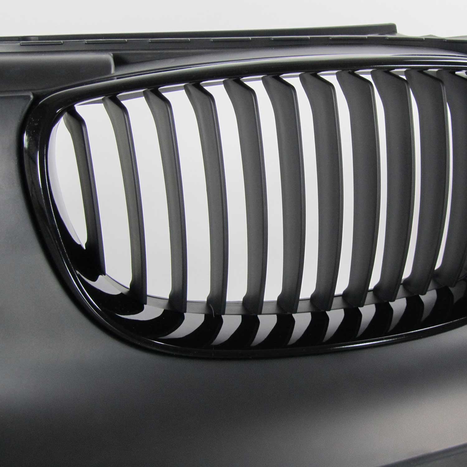 JOM Frontstoßstange für BMW E81/E82/E87/E88 2004-2013 mit Kühlergrill Schwarz